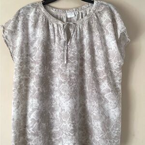 New Directions Women’s beige Aztec print shorts sleeve shirt. PXL